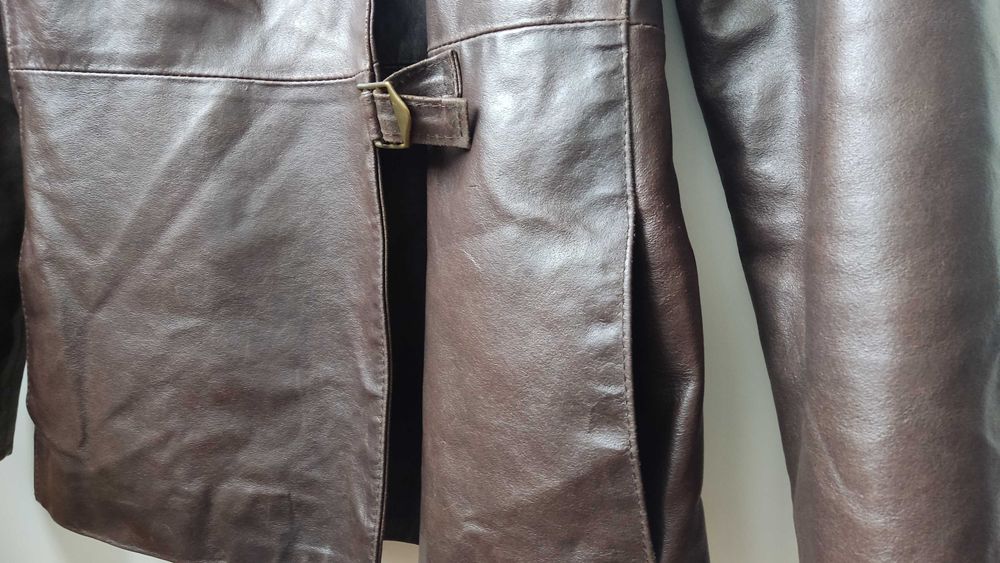 Коричнева шкіряна куртка з тонким утеплювачем