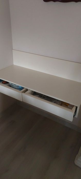 Підвісний столик