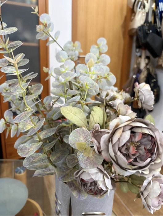 Vaso decorativo com rosto e flores artificiais