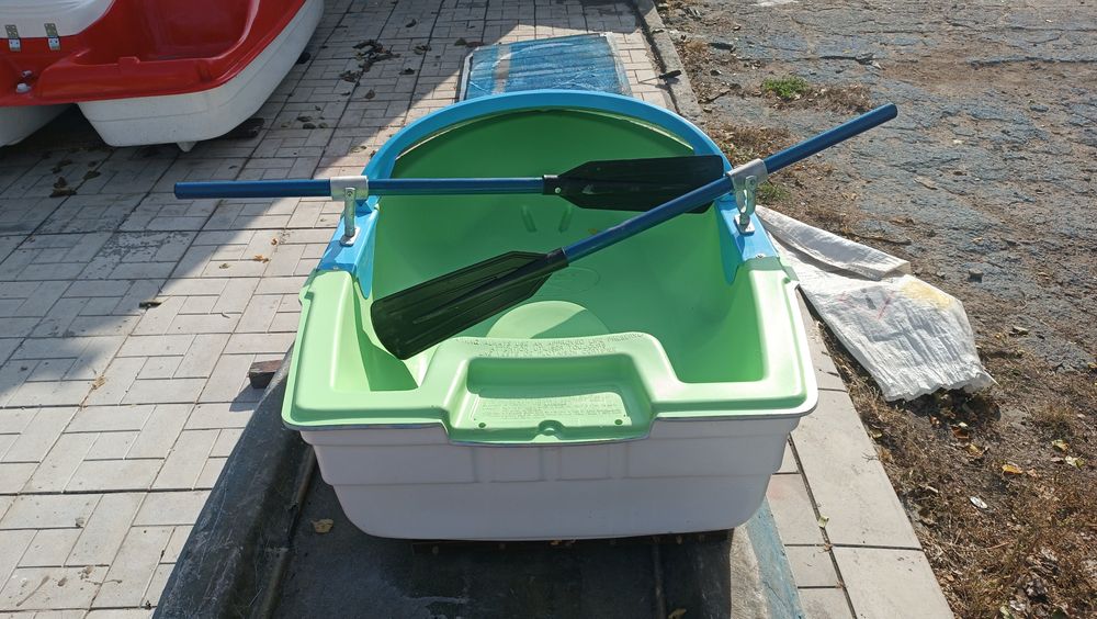 Продам новую весельную детскую лодочку.