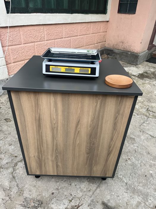 Тоговий прилавок і мойка+ваги