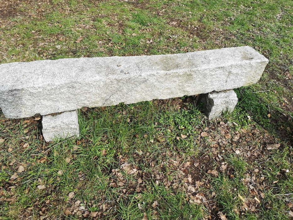 Bloki granitowe, ławki, ognisko