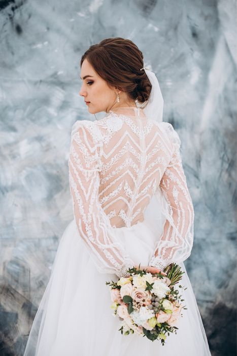 Весільна сукня з вишивкою