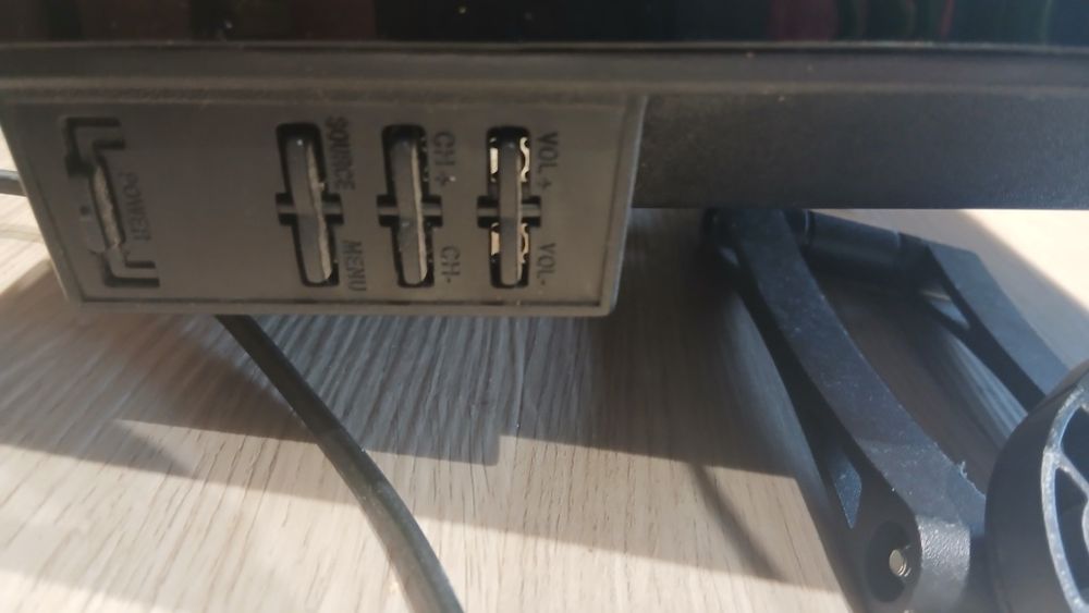 Smart tv com comando universal e suporte