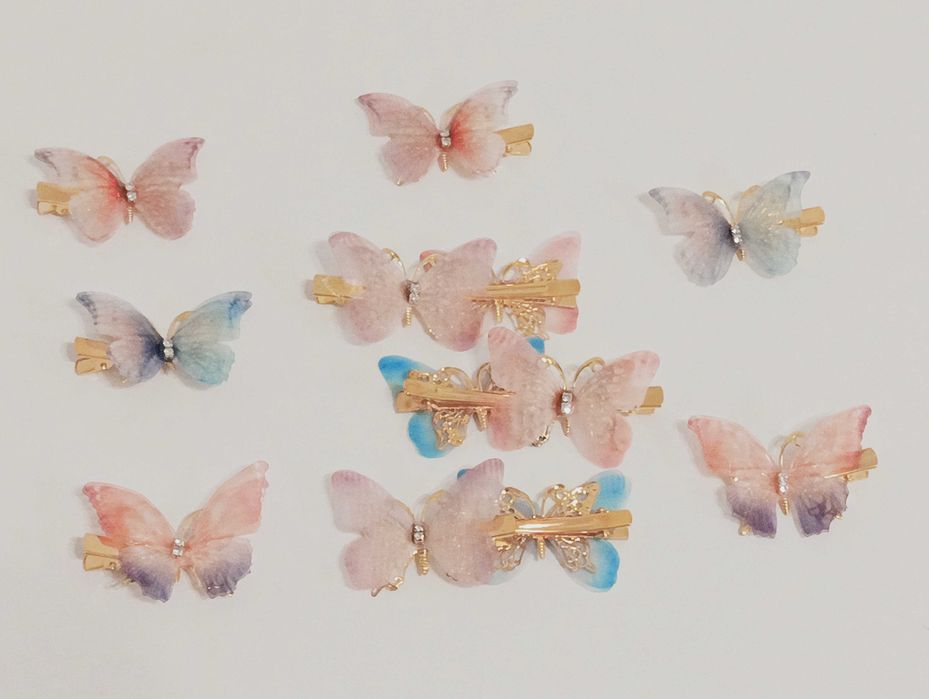 Spinki do włosów w kształcie motyli.