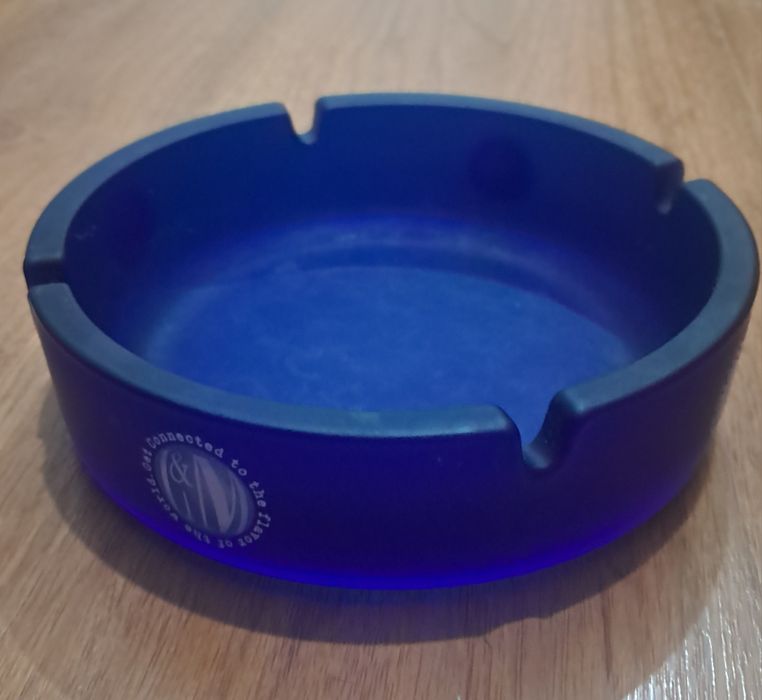 Cinzeiro publicitário de vidro azul