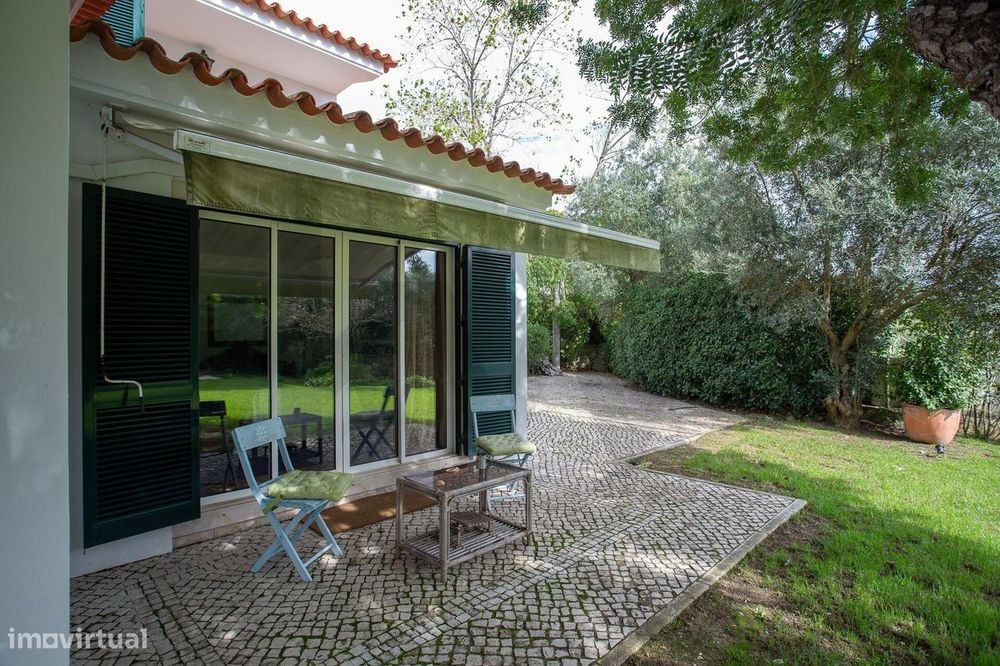 Moradia de Luxo T4 com Piscina e Jardim Privado em Alcabideche, Cascai
