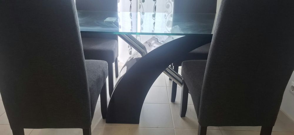 Mesa de jantar em vidro com 4 cadeiras estofadas