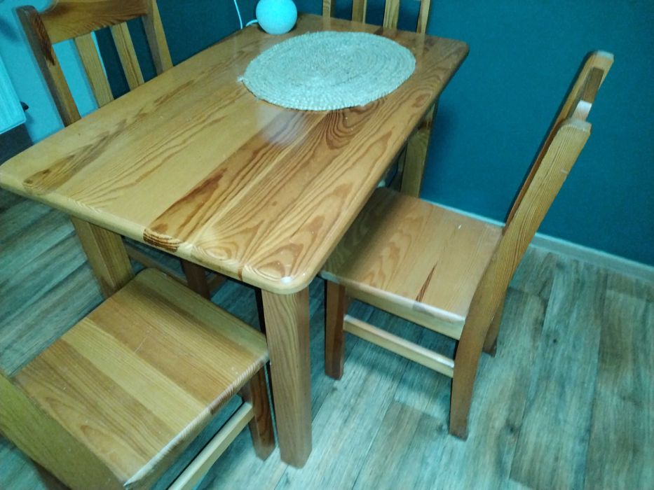 Stół kuchenny z 4 krzesłami