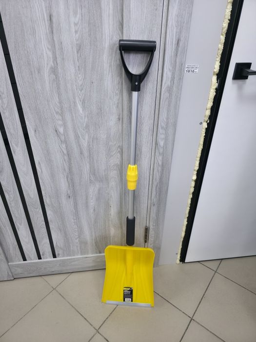 Лопата для уборки снега в новом состоянии