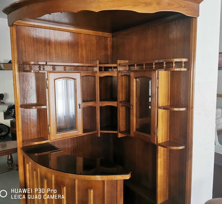 bar de madeira de canto com cadeiras