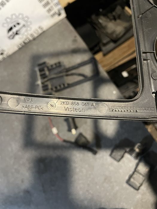 Накладка торпедо центральна під кондиціонер VW Caddy