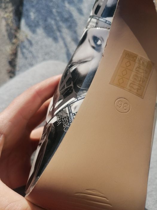 Sapato alto aberto com tema de Paris