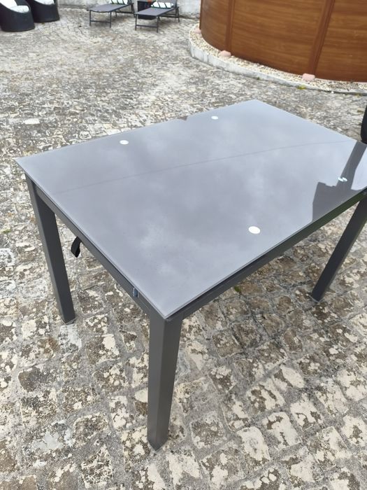 Mesa de cozinha em vidro com cadeiras
