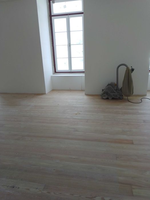 Pinturas, afagamento e aplicação de pavimentos flutuantes