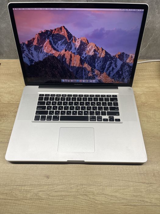 Компʼтер ноутбук MacBook Pro 17"
