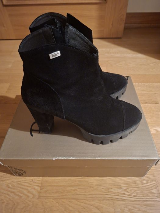 Botins em camurça da marca Ruika