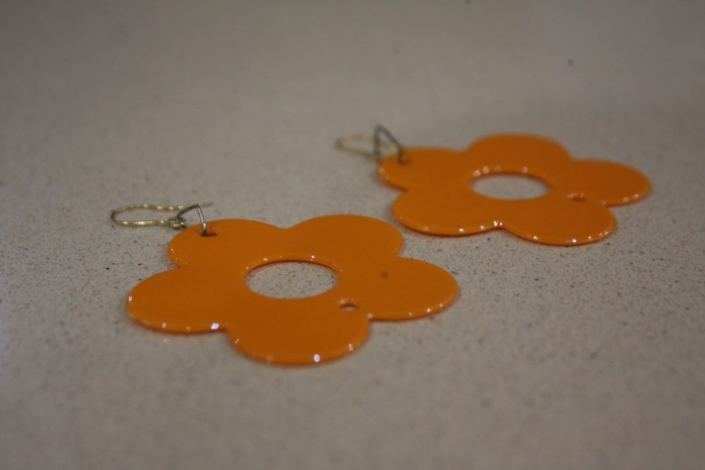 Conjunto flores laranja brincos + colar