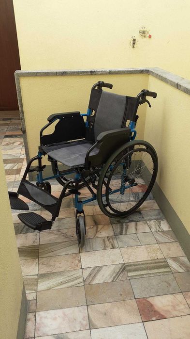 Cadeira de rodas dobrável aluminio Mobiclinic ultraleve bolonia