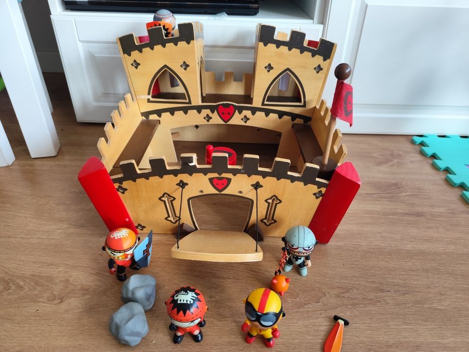 Castelo madeira com personagens