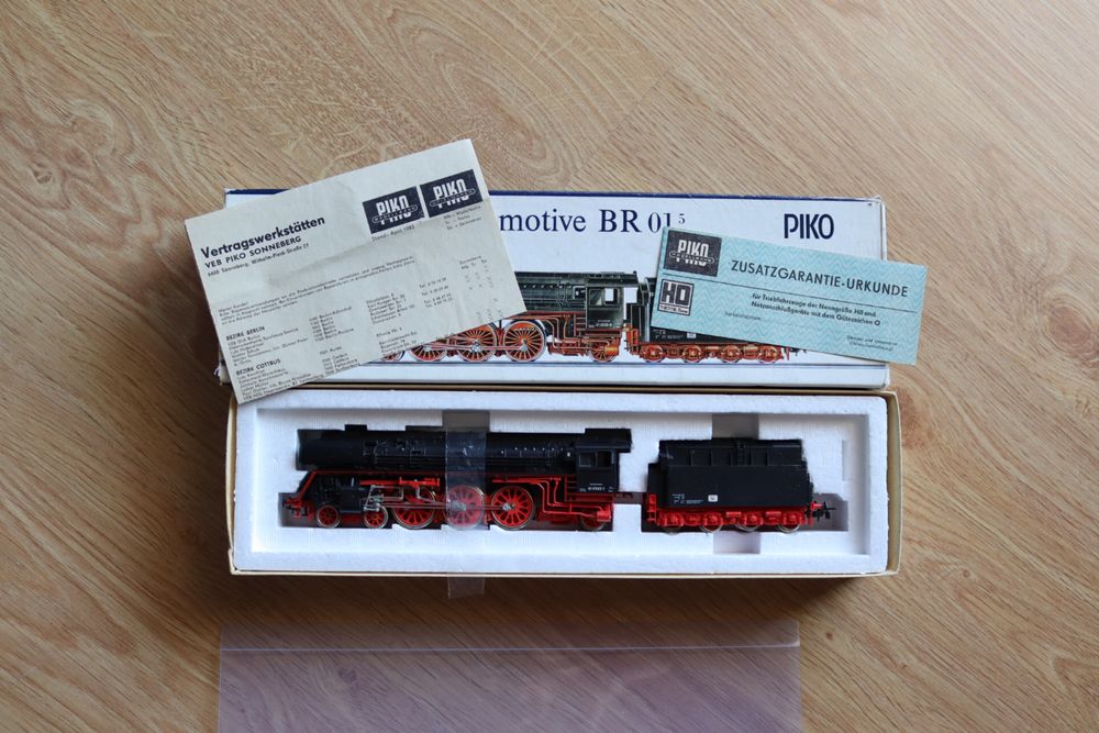 Modell der Schnellzuglokomotive baureihe 01'5 der DR