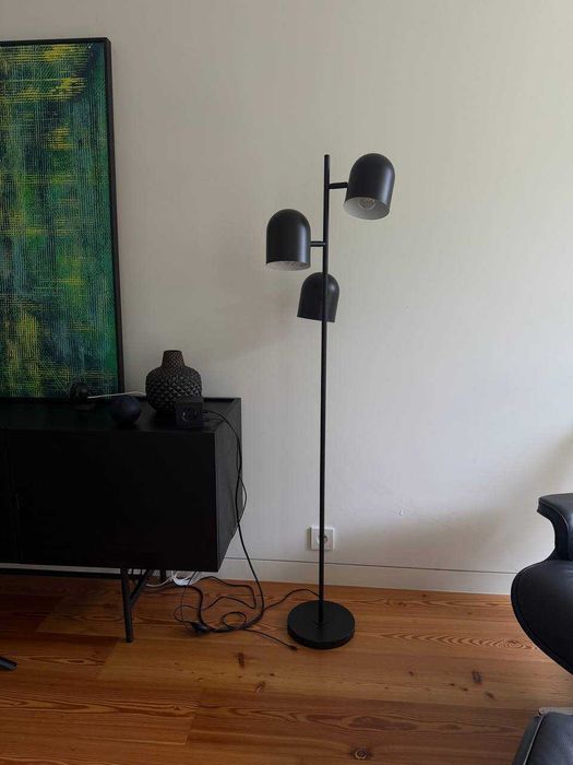 Candeeiro de pe preto 2 focos ajustaveis metal 150cm