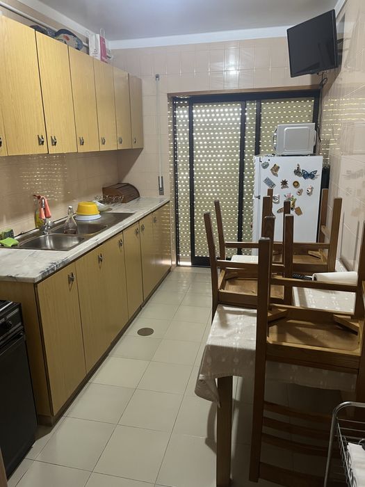 Aluga-se quartos (despesas de água e luz incluidas)