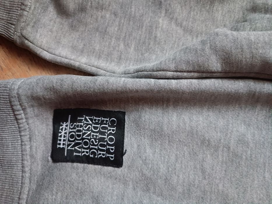 Szara bluza sportowa marki Cropp