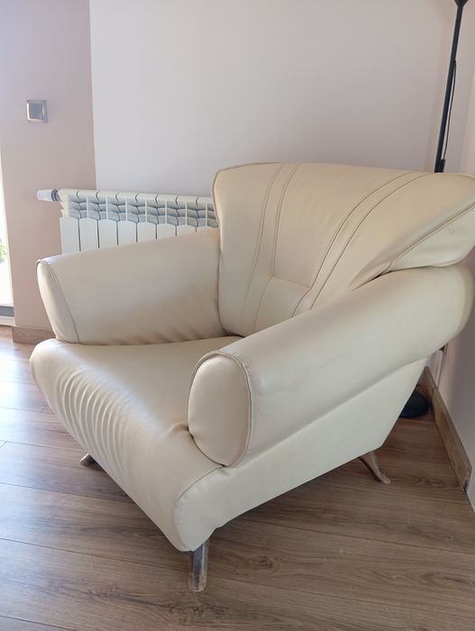 Fotel beżowy, duży skórzany