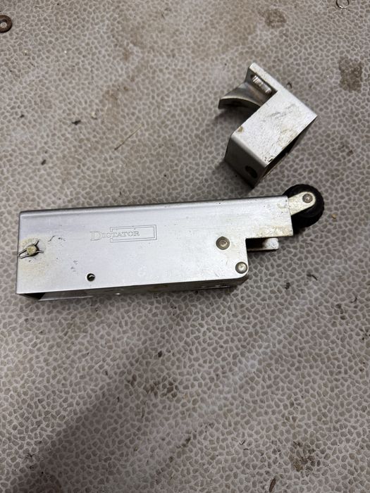 Samozamykacz do drzwi chłodni garowni