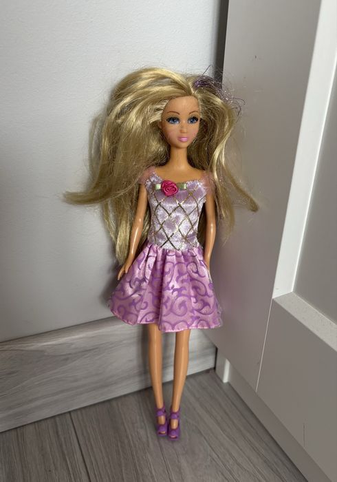 Lalka Barbie w sukience