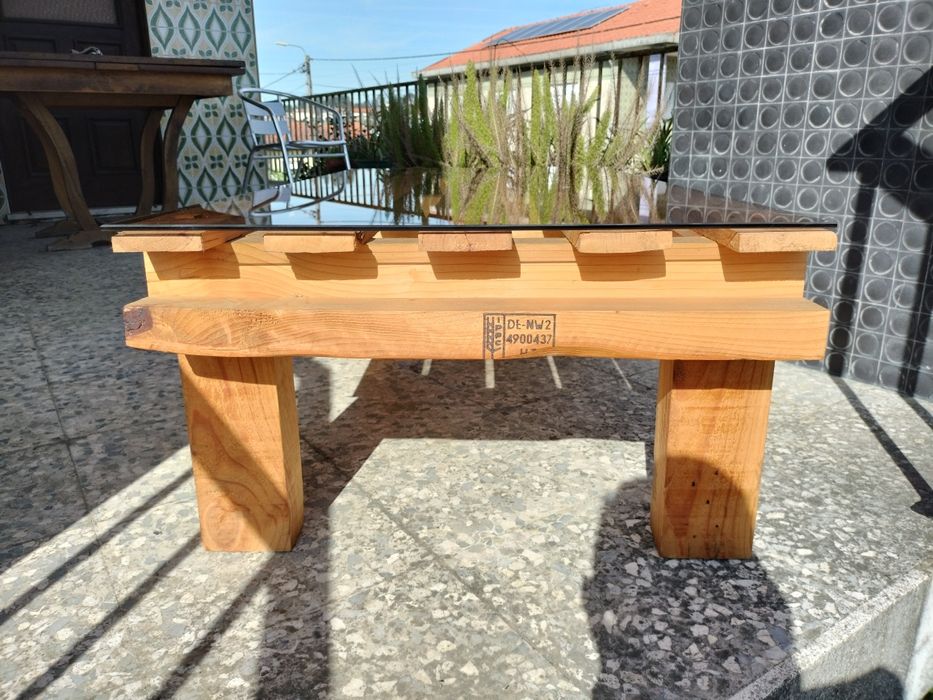 Mesa de televisão em madeira