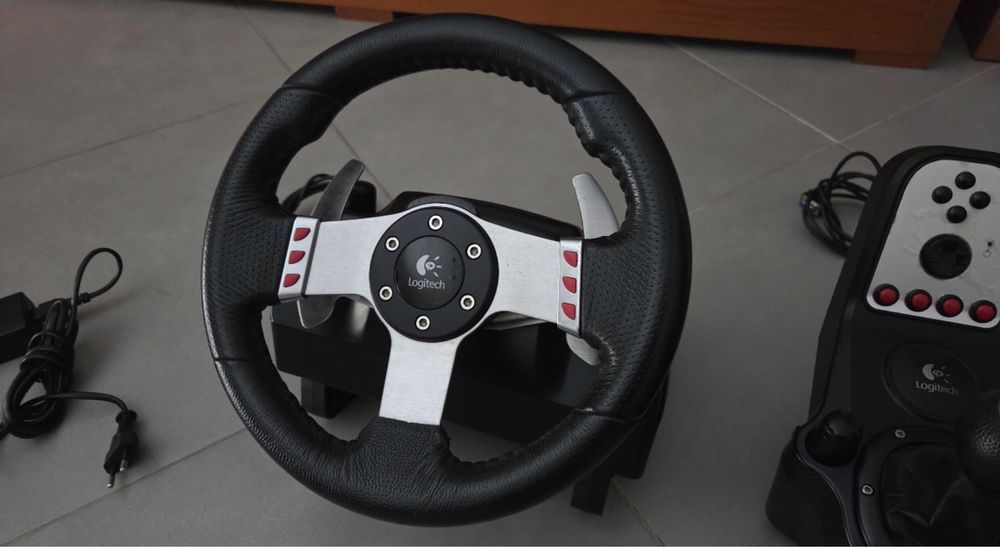 Volante loghitec com pedais e shifter