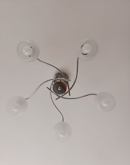 Vários candeeiros de teto