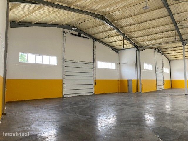 Armazém para arrendar no Carregado