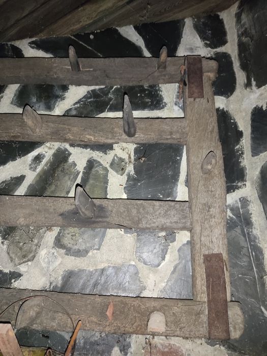 Arado em grade de madeira