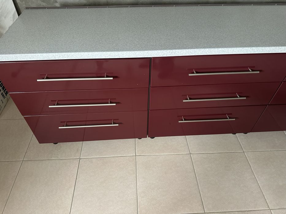 Кухонный гарнитур , нижняя часть ,в илеальном сомтоянии