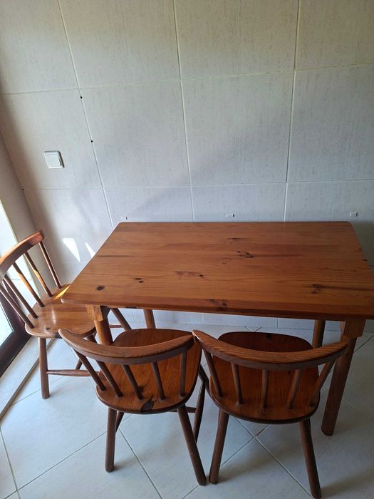 Mesa de madeira em perfeito estado