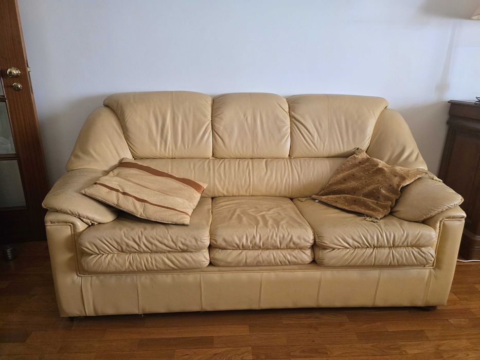 3 Sofás em pele (um de 3 lugares sofá-cama + 2 poltronas) + apoio pés