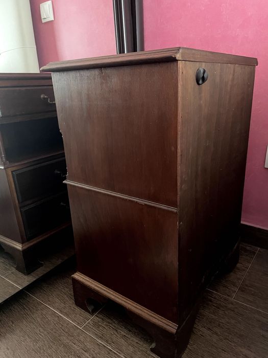 Mesas de cabeceira em bom estado