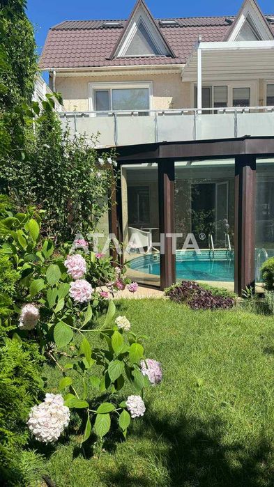 В продаже дом с бассейном и сауной в Аркадии