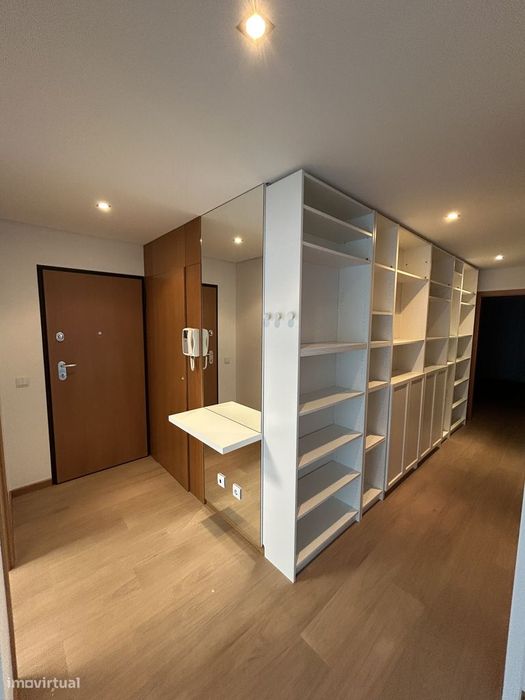 Apartamento T2 com Varanda e Garagem em Aveiro