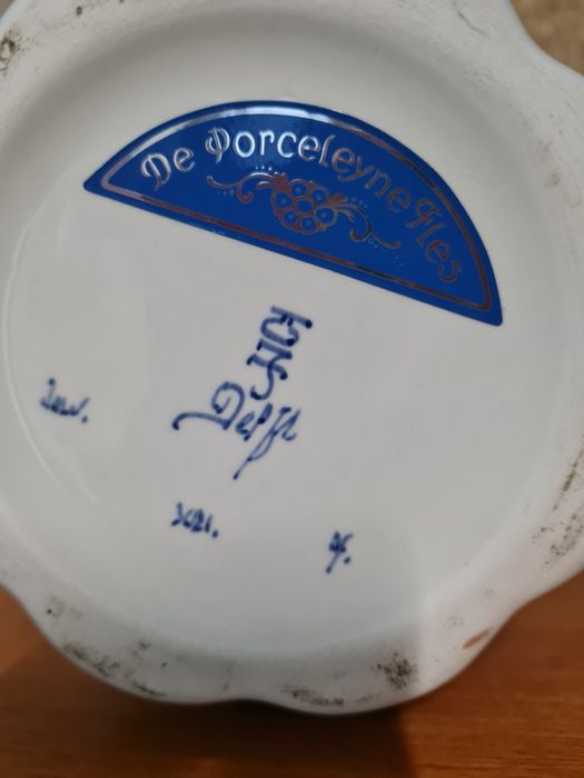 Waza z porcelany sygnowany Delft
