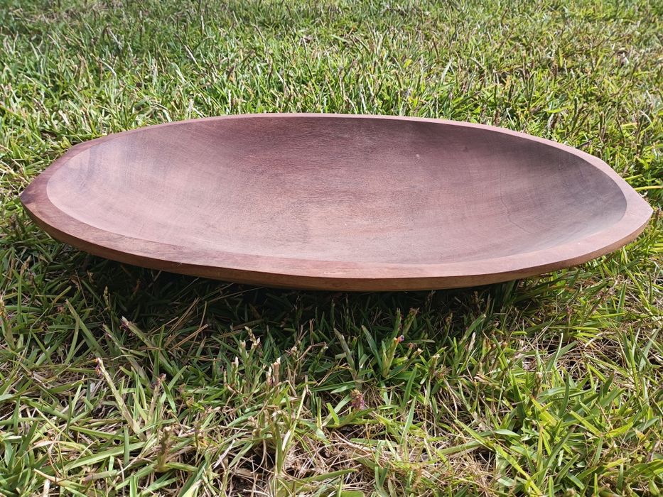 Travessa/fruteira oval cavada em madeira maciça de mogno, medidas: 46/29cm
Trabalho artesanal.
