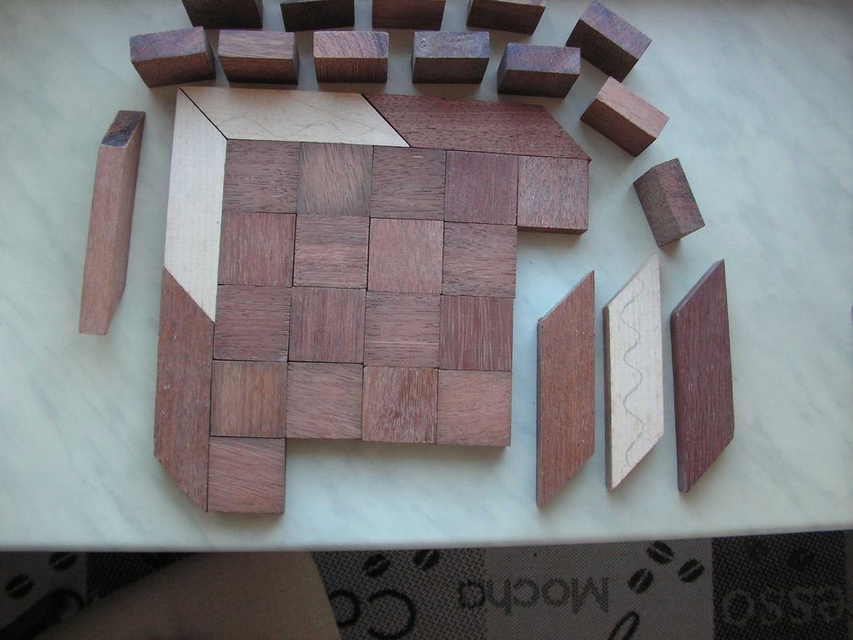 Квадратики из красного дерева.
