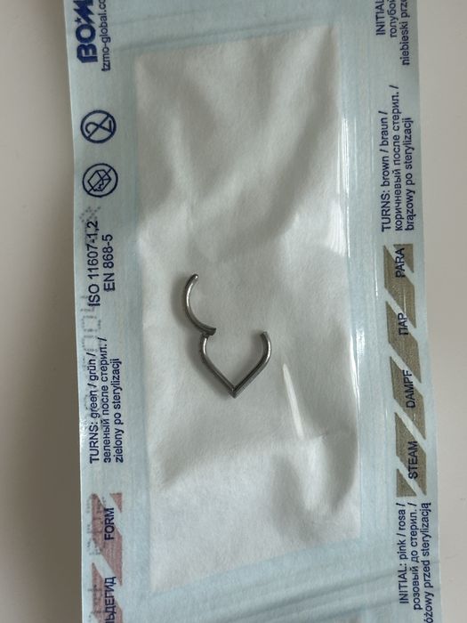 Tytanowy nowy kolczyk v-ring 1,2/8 mm