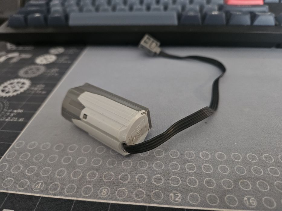 Uszkodzony LEGO Power Functions M Motor (element 8883).