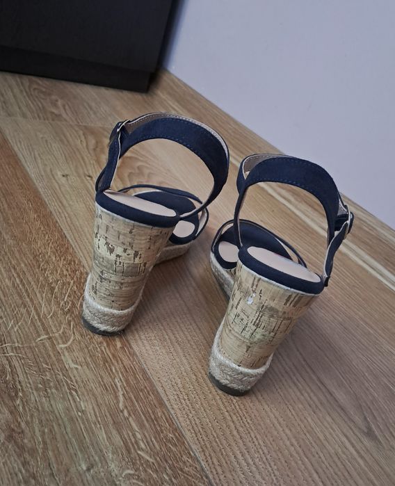 Синие женские босоножки на платформе