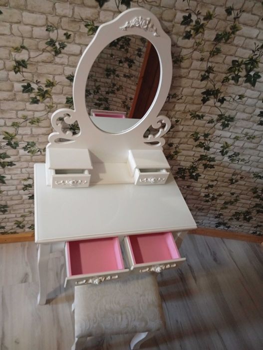 Toaletka biała z lustrem