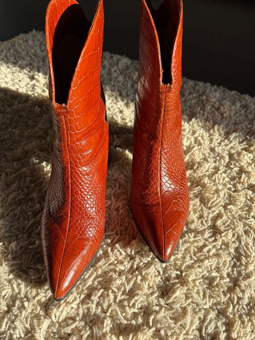 Жіночі чоботи-козаки